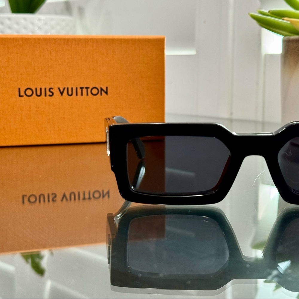 Louis Vuitton Elegant Black SunglassesLouis Vuitton